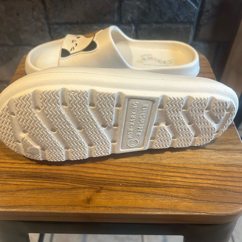 Squishmallows Cute Cat Face Slide Sandals - Picture 3 of 3